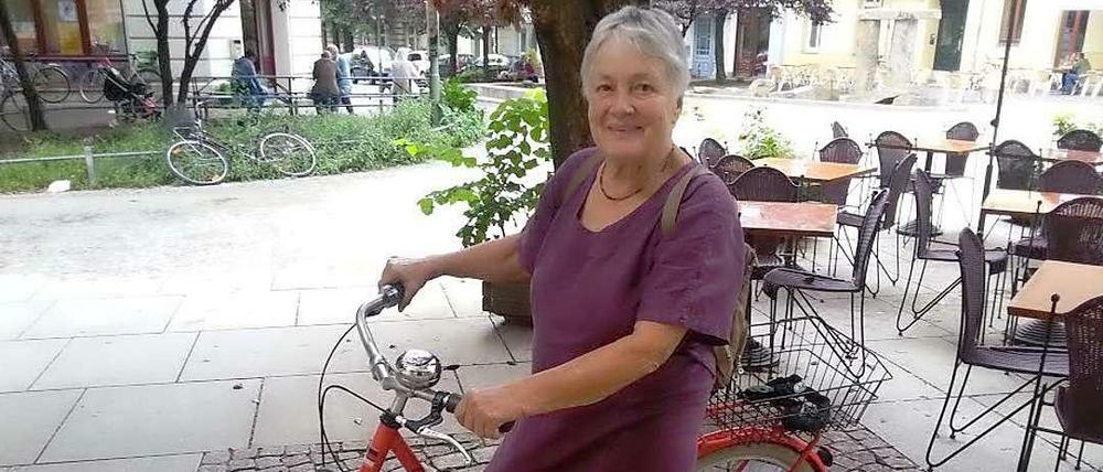 Unsere Bloggerin Ingrid Gerds und ihr geliebtes Fahrrad. Oft kommt sie noch von Schöneberg zu Besuch nach Zehlendorf.