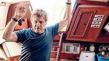 Nach dem ersten Crash. Der Alleinsegler (Robert Redford) in der Kajüte. 