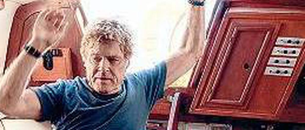 Nach dem ersten Crash. Der Alleinsegler (Robert Redford) in der Kajüte. 