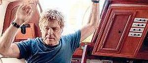 Nach dem ersten Crash. Der Alleinsegler (Robert Redford) in der Kajüte. 