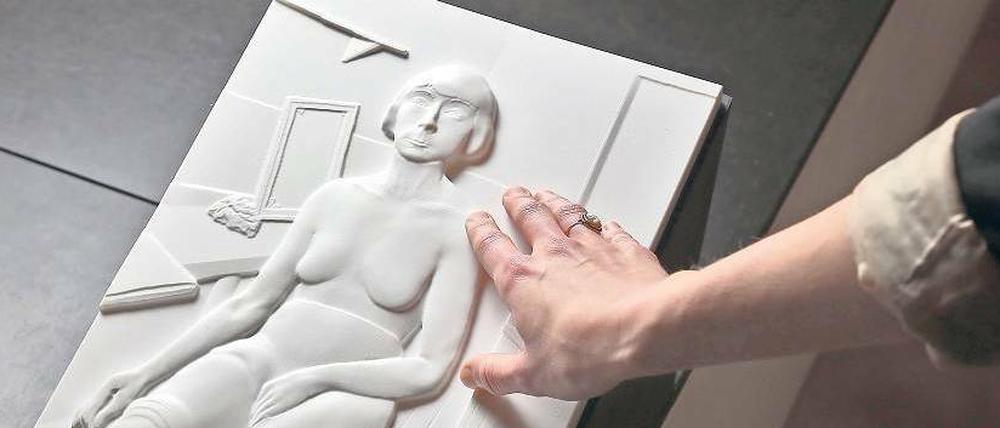 Kunst zum Anfassen. Von Rudolf Schlichters „Sitzender Jenny“ ist in der Berlinischen Galerie ein Relief ausgestellt.