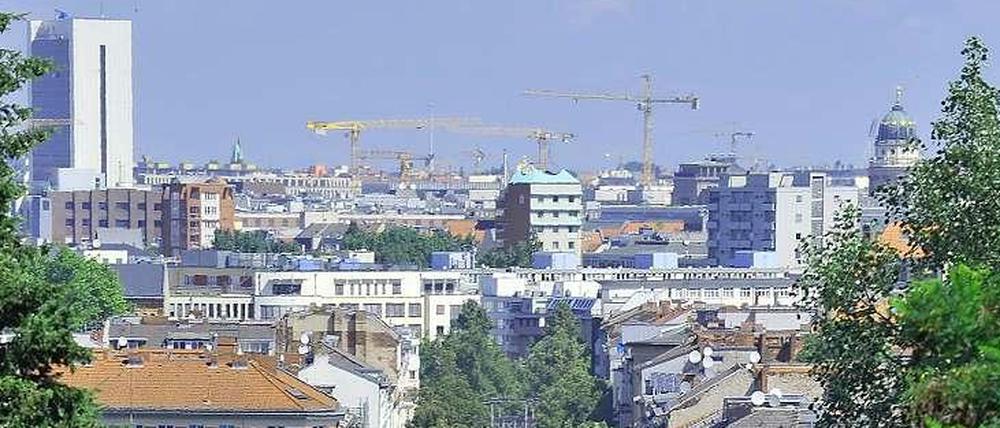 Im Viktoria-Park in Kreuzberg offenbart sich demjenigen, der den Anstieg wagt, ein unvergleichlicher Ausblick über die Stadt, wie hier in Richtung der Großbeerenstraße.