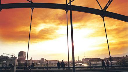 Friedrichshain-Idyll. Jeden Abend sitzen hier viele Anwohner, trinken ein Feierabendbier und gucken in die Ferne – ob zum Fernsehturm, auf die alten Eisenbahngleise oder zum Narva-Turm, in dem heute BASF sitzt (links im Bild). 