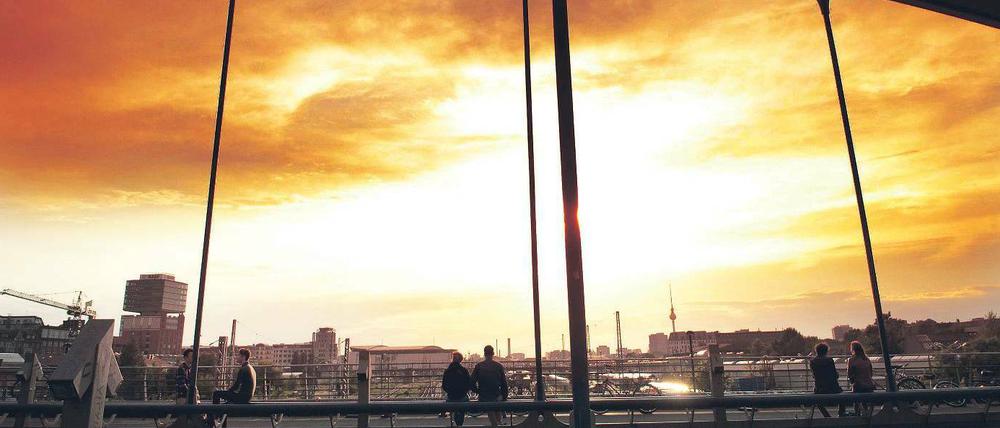 Friedrichshain-Idyll. Jeden Abend sitzen hier viele Anwohner, trinken ein Feierabendbier und gucken in die Ferne – ob zum Fernsehturm, auf die alten Eisenbahngleise oder zum Narva-Turm, in dem heute BASF sitzt (links im Bild). 