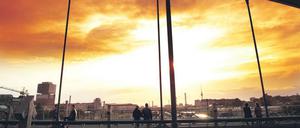 Friedrichshain-Idyll. Jeden Abend sitzen hier viele Anwohner, trinken ein Feierabendbier und gucken in die Ferne – ob zum Fernsehturm, auf die alten Eisenbahngleise oder zum Narva-Turm, in dem heute BASF sitzt (links im Bild). 