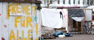 Was wird aus dem Flüchtlingscamp am Oranienplatz. Integrationssenatorin Kolat hat jetzt ein erstes Gespräch mit Betroffenen geführt. 