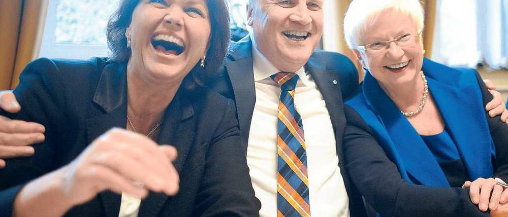 Geigeln im Scheinwerferlicht. Christsoziale Ilse Aigner (links), Horst Seehofer und Gerda Hasselfeldt auf der Klausurtagung in Wildbad Kreuth. Foto: dpa