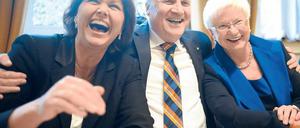 Geigeln im Scheinwerferlicht. Christsoziale Ilse Aigner (links), Horst Seehofer und Gerda Hasselfeldt auf der Klausurtagung in Wildbad Kreuth. Foto: dpa