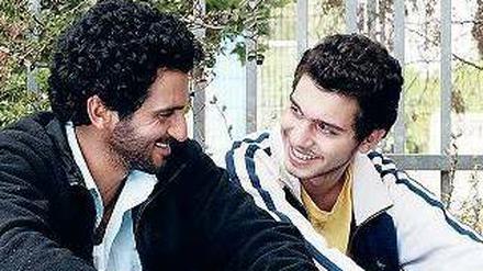 Scheinbar vertraut. Der israelische Agent Razi (Tsahi Halevy) und sein junger palästinensischer Informant Sanfur (Shadi Mar’i). 