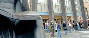 Die Skulptur eines Lesenden vor der Universität Köln.