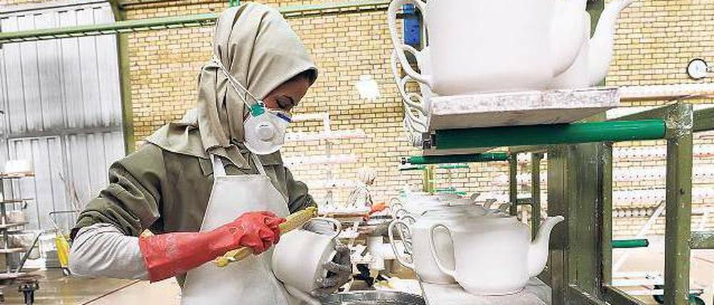 Mühsames Geschäft: Wie diese Porzellanfabrik bei Isfahan leiden auch andere Unternehmen unter der schlechten Infrastruktur und fehlenden Rohstoffen. Foto: Katharina Eglau