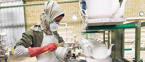 Mühsames Geschäft: Wie diese Porzellanfabrik bei Isfahan leiden auch andere Unternehmen unter der schlechten Infrastruktur und fehlenden Rohstoffen. Foto: Katharina Eglau