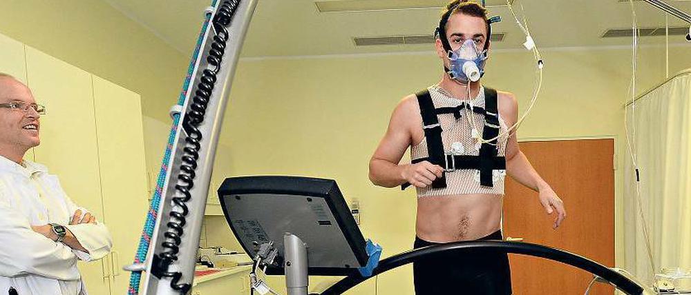 Vom Band auf die Straße. Arne Bensiek unterzog sich auch einem Medizincheck.