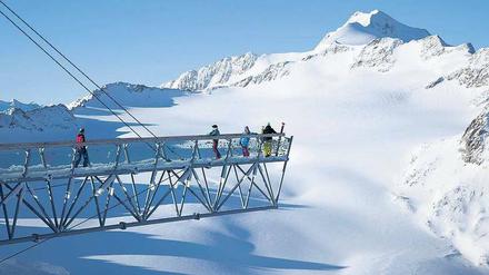 Ins Nichts. Auf dem Tiefenbachkogl in Sölden ragt eine Stahlbrücke über den Gletscherabgrund hinaus – auf 3250 Metern.