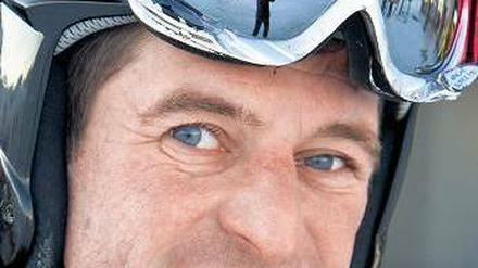 Ein Mann mit Skihelm und Skibrille.
