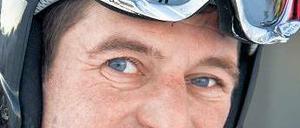 Ein Mann mit Skihelm und Skibrille.