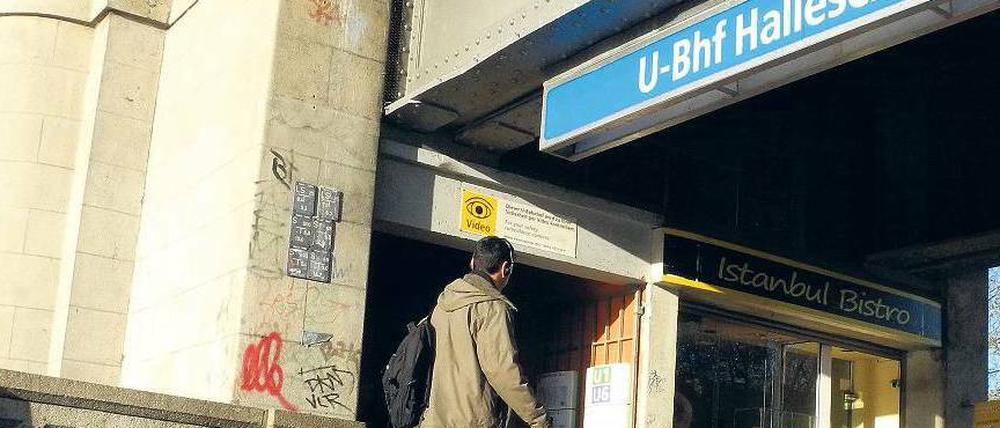 Tatort Kreuzberg. Am Halleschen Tor griff ein Autofahrer den Schüler mit einem Messer an. 