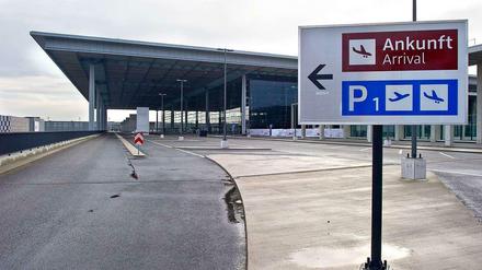 Vorfahrt frei! Es geht voran am BER. Aber wann hier mal Autos parken werden, ist aber noch unklar.