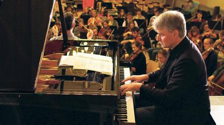 Herzensmusiker. Holger Groschopp ist ein vielseitiger Pianist, in der Philharmonie spielt er auch Orgel, Cembalo, Celesta, Harmonium. Hier probt er mit dem Jungen Ensemble Berlin Viktor Ullmanns Klavierkonzert in der Zehlendorfer Droste-Hülshoff-Schule. 