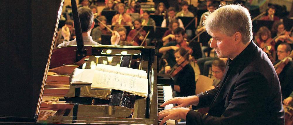 Herzensmusiker. Holger Groschopp ist ein vielseitiger Pianist, in der Philharmonie spielt er auch Orgel, Cembalo, Celesta, Harmonium. Hier probt er mit dem Jungen Ensemble Berlin Viktor Ullmanns Klavierkonzert in der Zehlendorfer Droste-Hülshoff-Schule.