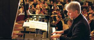 Herzensmusiker. Holger Groschopp ist ein vielseitiger Pianist, in der Philharmonie spielt er auch Orgel, Cembalo, Celesta, Harmonium. Hier probt er mit dem Jungen Ensemble Berlin Viktor Ullmanns Klavierkonzert in der Zehlendorfer Droste-Hülshoff-Schule. 