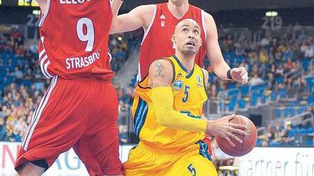Mittendurch. Alba Berlins David Logan (gelbes Trikot) kam auf 24 Punkte.