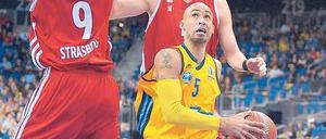 Mittendurch. Alba Berlins David Logan (gelbes Trikot) kam auf 24 Punkte.