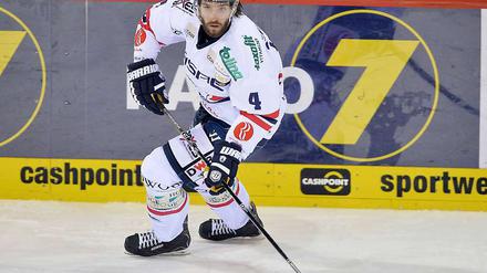 Henry Haase hat sich in der Verteidigung der Eisbären vorerst festgespielt.