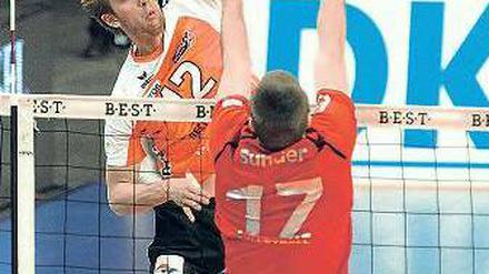 Schlagkräftig. Paul Carrol und die Volleys hatten gegen Bühl kaum Mühe.