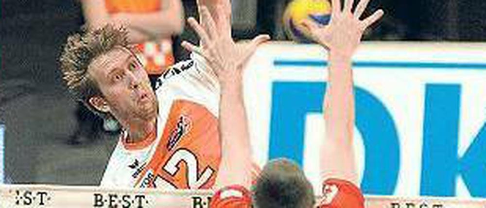 Schlagkräftig. Paul Carrol und die Volleys hatten gegen Bühl kaum Mühe.