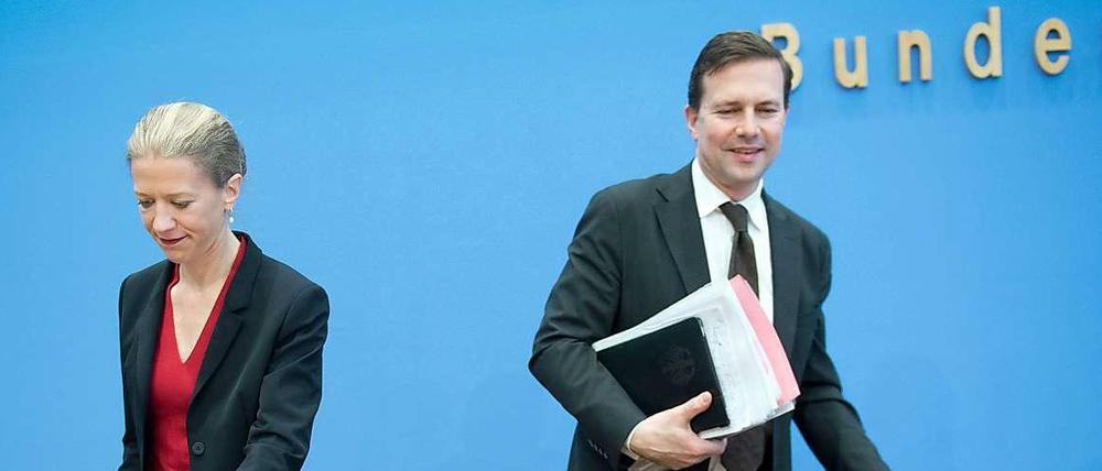 Eigentlich sollten der Regierungssprecher, Steffen Seibert, und seine Stellvertreterin Christiane Wirtz die Presse informieren. Doch ihr Auftrag lautet oft genug auch, genau das zu unterlassen.