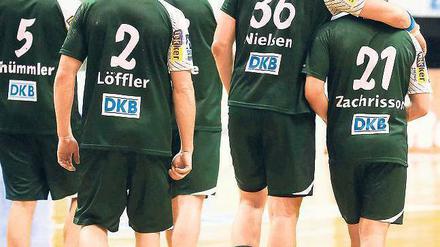 Arm in Arm zur EM. Die Schweden Jesper Nielsen und Mattias Zachrisson (rechts) sind zwei von sieben Füchse-Spielern, die zur Europameisterschaft fahren. Foto: Imago