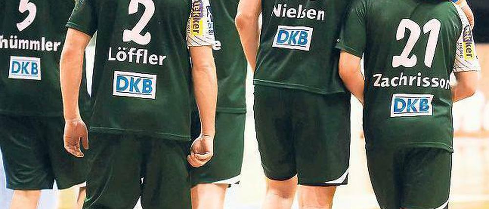 Arm in Arm zur EM. Die Schweden Jesper Nielsen und Mattias Zachrisson (rechts) sind zwei von sieben Füchse-Spielern, die zur Europameisterschaft fahren. Foto: Imago