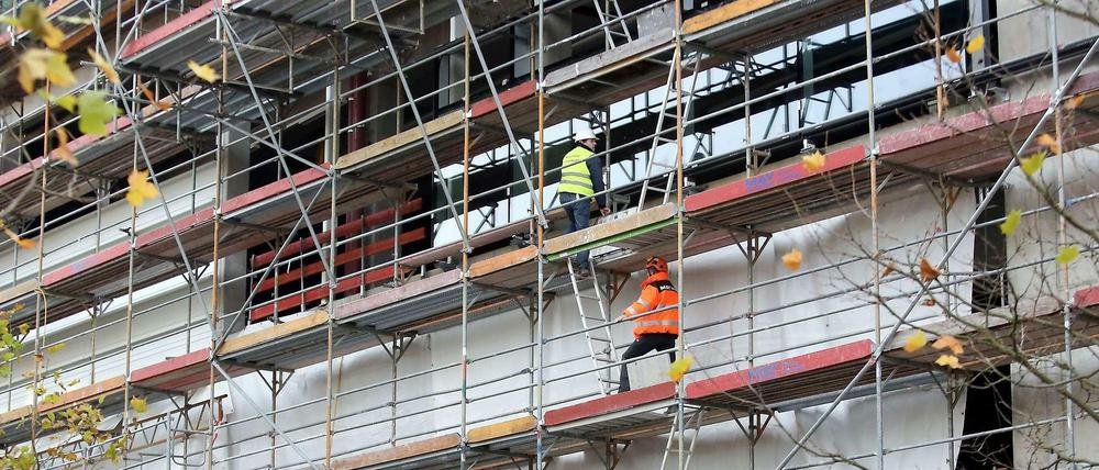 Erst unterhalb von fünf Grad wird die Arbeit auf Baustellen schwierig.