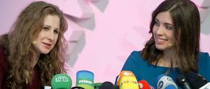 Die freigelassenen Pussy-Riot-Mitglieder Nadeschda Tolokonnikowa und Maria Alechina am Freitag bei einer Pressekonferenz in Moskau.