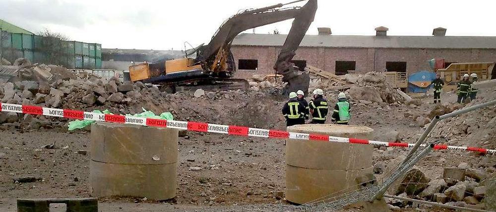 Die Rettungskräfte an der Unfallstelle in Euskirchen.