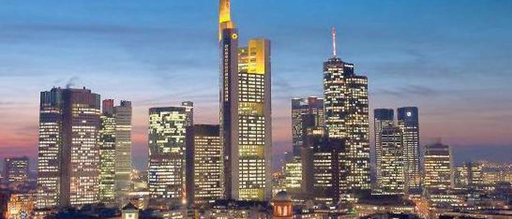 Nicht zu trübe Aussichten. Europas Institute, hier die Zentralen der Frankfurter Banken, sollen stärker reguliert werden. Foto: dpa