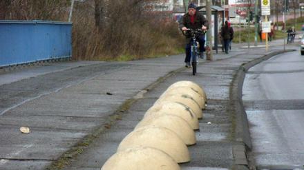 Die Unfallstelle: Betonpoller sollen Lastwagen vom Seitenbereich der Allendebrücke fernhalten.