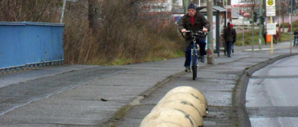 Die Unfallstelle: Betonpoller sollen Lastwagen vom Seitenbereich der Allendebrücke fernhalten.
