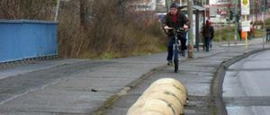 Die Unfallstelle: Betonpoller sollen Lastwagen vom Seitenbereich der Allendebrücke fernhalten.