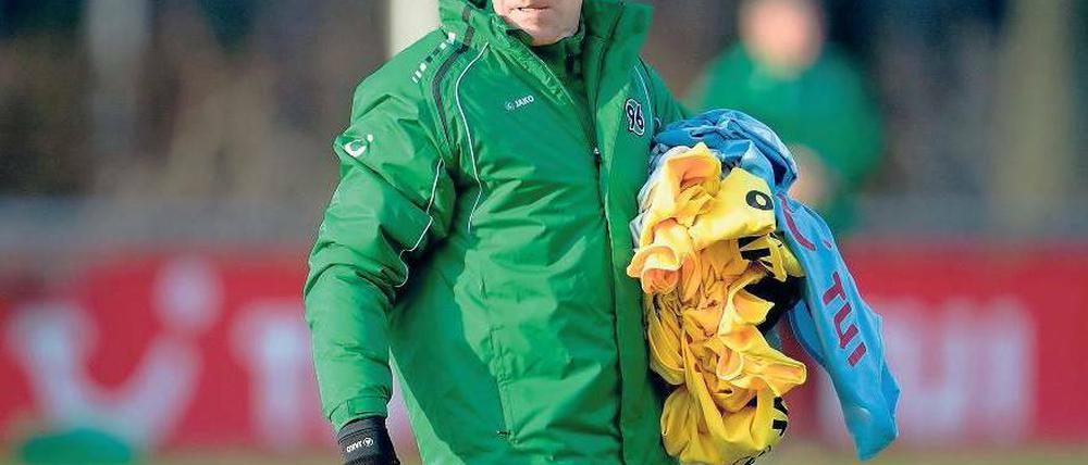 Alleingelassen. Im Weihnachtsurlaub musste Mirko Slomka noch um seinen Job bangen, während in der Heimat schon das Profil für seinen Nachfolger durchsickerte. Foto: dpa