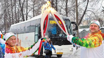 Nicht lange fackeln! Das Olympische Feuer auf dem Weg nach Sotschi, am Montag, 6.1.2013, in der Region Kirov, 900 Kilometer östlich von Moskau.