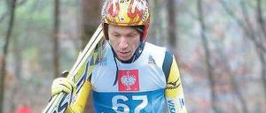 Mann im Walde. Noriaki Kasai auf dem Weg zum Training. Seit 1989 nimmt der Japaner am Skisprung-Weltcup teil, in Sotschi wird er wahrscheinlich seine achten Olympischen Spieler erleben.