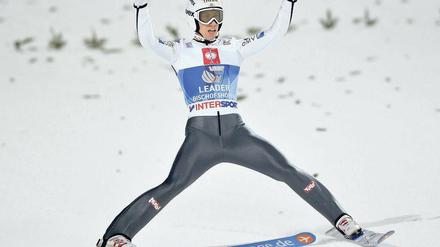 Beim ersten Mal gleich Sieger. Thomas Diethart aus Österreich hat bei seiner Premiere auf Anhieb die Vierschanzentournee gewonnen. Foto: AFP