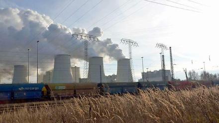 Der Kraftwerkspark Jänschwalde in der Lausitz im Januar 2014. Hier verstromt der schwedische Vattenfall-Konzern die Braunkohle aus den anliegenden Tagebauen.