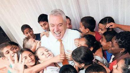 Sei Lady, sei Gentleman. Pierre Dulaine beim Tanzunterricht in einer Schule in Jaffa. 
