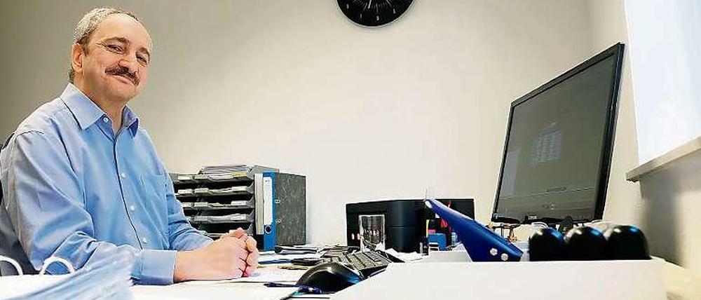 Uwe Fiebig kümmert sich im Büro von Makler Zaulig um die Verwaltung.