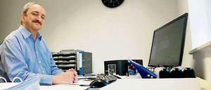 Uwe Fiebig kümmert sich im Büro von Makler Zaulig um die Verwaltung.