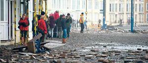 Mit Ziegeln und Unrat sind die Uferstraßen der walisischen Küstenstadt Aberystwyth übersäht, nachdem Sturmfluten über den Ort hereingebrochen waren.