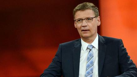 Die Stadt Potsdam will Fernsehmoderator Günther Jauch für sein Engagement beim Wiederaufbau des Fortunaportals ehren.